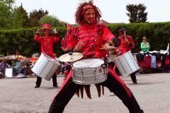 Un mélange de percussions, chant, danse et théâtre de rue