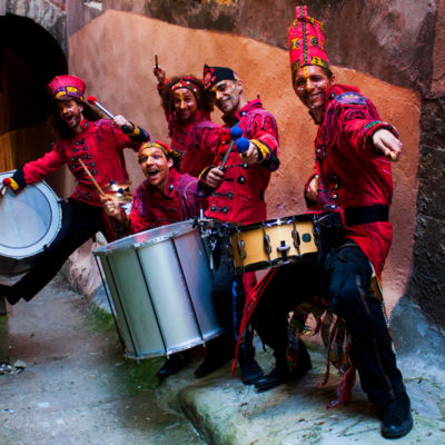 la-timba-del-mundo-batucada-spectacle-les-guerriers-tambourinaires-deambulation-percussion-01